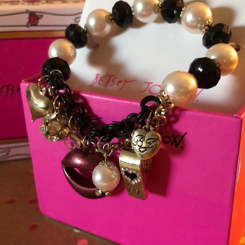 Betsey Johnson Stretchy Lips Charm Bracelet!